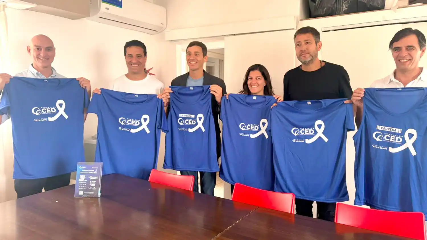 Abad, junto a los concejales Bordaisco y Liceaga, junto a los directores del CED, doctores Gastón Jury, Rafael Lopez Fagalde y Victoria Sayanes