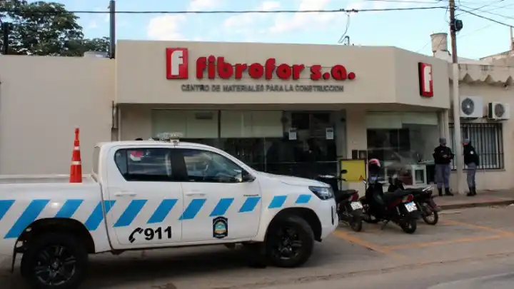 Investigan el robo de dinero y cheques en un local de materiales de construcción