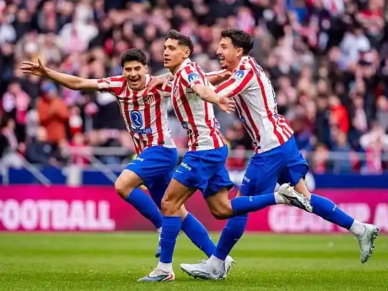 Molina festeja la victoria del equipo de Simeone.