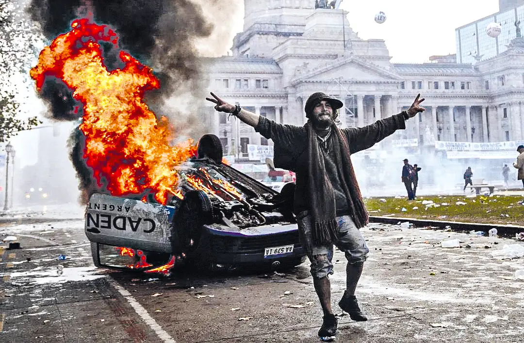 Movil de Cadena 3 incendiado por los manifestantes.