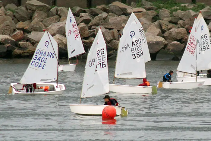Exitosa “Semana de Mayo”, con regatas de Optimist en el puerto