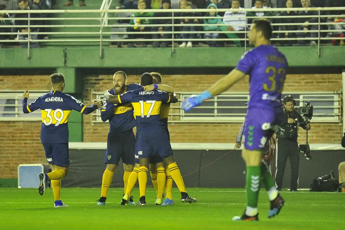 Sin jugar bien, Boca golpeó en el inicio, aguantó y venció Banfield