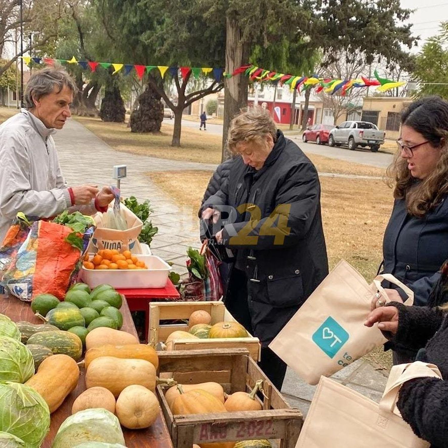 “Huerteros en tu barrio” desembarcó en plaza España