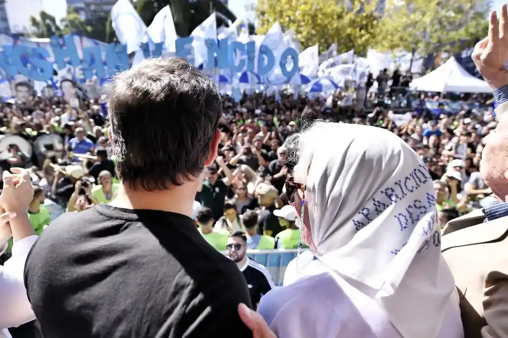 Axel Kicillof brindó un discurso con Madres de Plaza de Mayo.