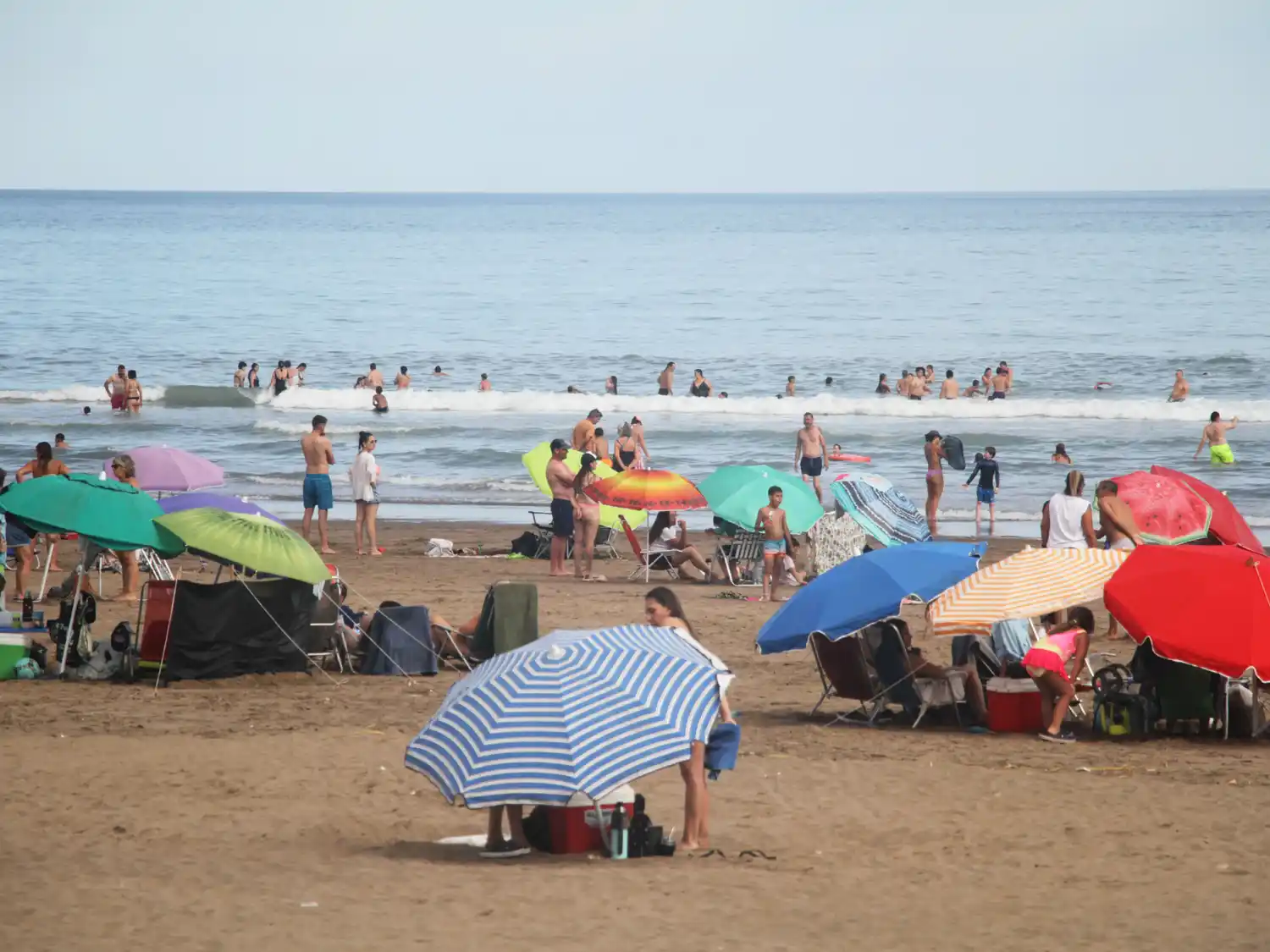 Una generosa postal muestra un instante de la tarde de este domingo en Claromecó. Buenas condiciones de playa y mucha gente disfrutándola