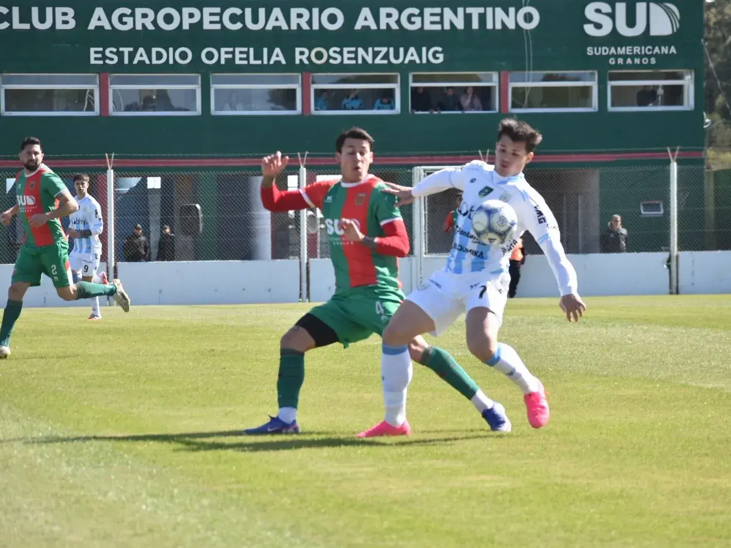 A la Crema le faltó efectividad, cometió errores defensivos y perdió 2 a 0 en Carlos Casares. Foto: Prensa AR