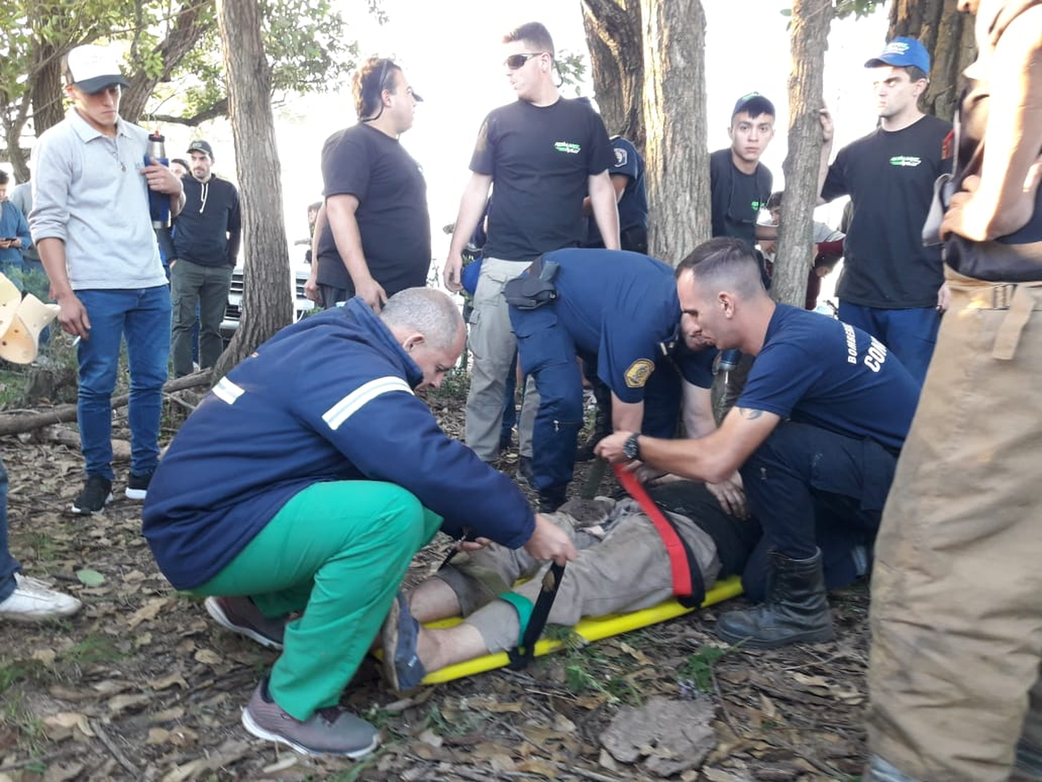 Un hombre fue hospitalizado cuando un automóvil embistió al público