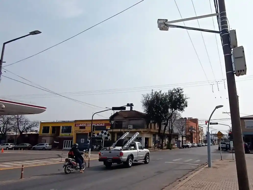 Santa Fe y Brown, una de las esquinas controladas por cámaras en los semáforos.