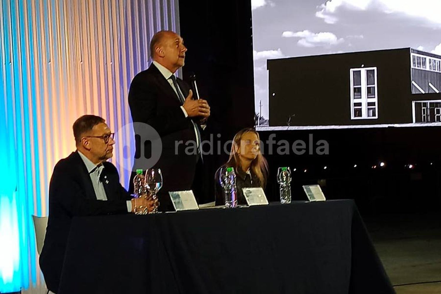 El gobernador Omar Perotti autor de la Ley que crea la Universidad Nacional de Rafaela en la inauguración del nuevo edificio