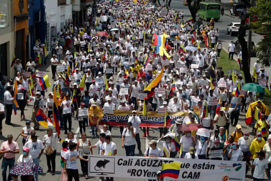 Miles de personas marchan en Colombia para oponerse a las reformas de Petro