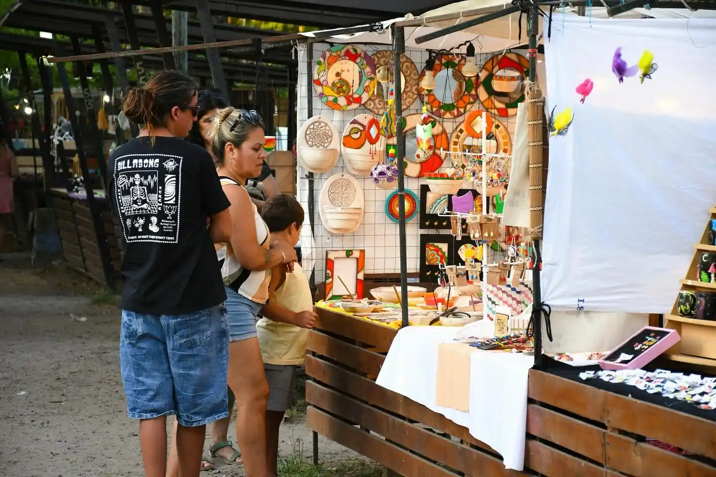 La Feria de Emprendedores y Artesanos amplía su horario y se consolida como un paseo clave del verano en Chascomús