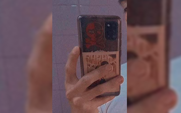 Buscan celular olvidado en la mesa de un bar