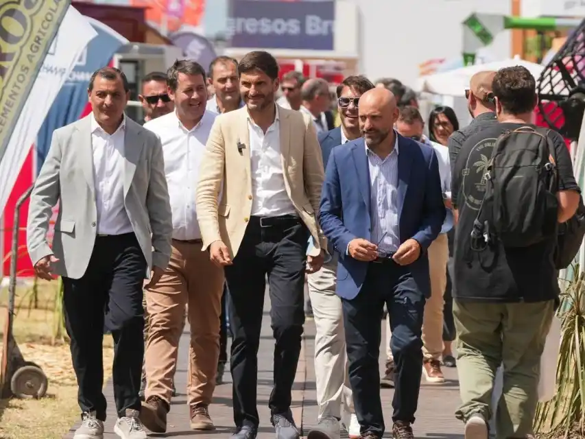 El gobernador Pullaro presente en la muestra que se desarrolla en San Nicolás.