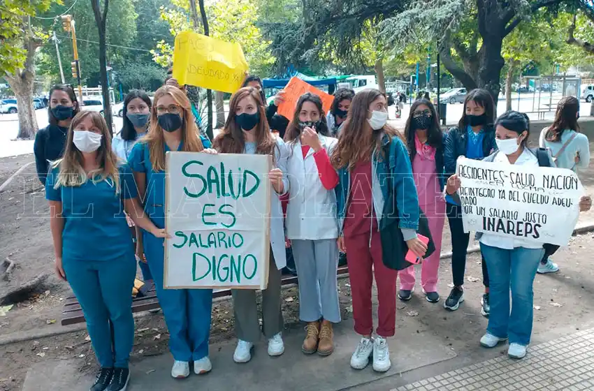 Una vez más, médicos residentes del Inareps reclaman por salarios adeudados