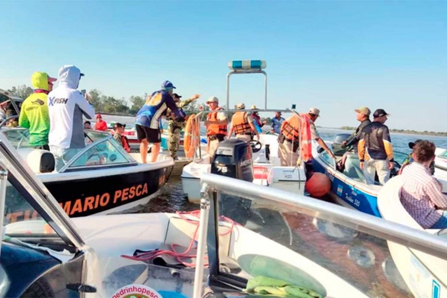 Insólita pelea de pescadores en el medio del río por un cardumen de dorados y surubíes