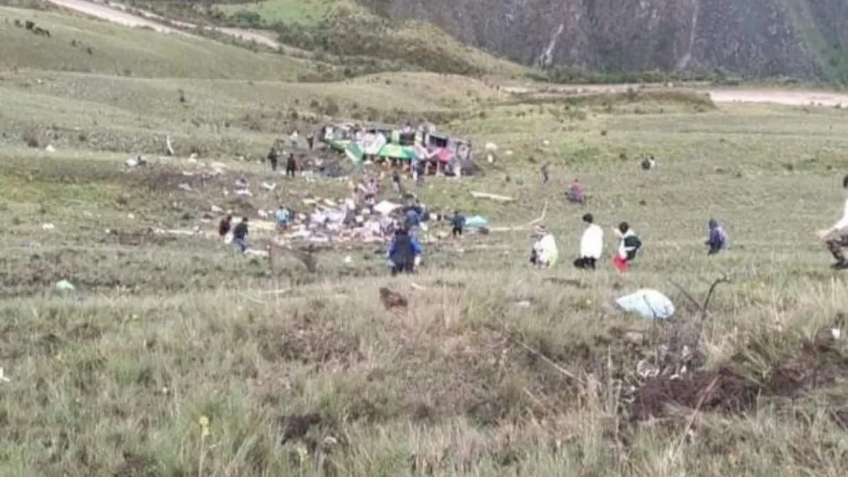 ¡TRAGEDIA EN PERÚ! Al menos 20 muertos tras caer un autobús a un abismo
