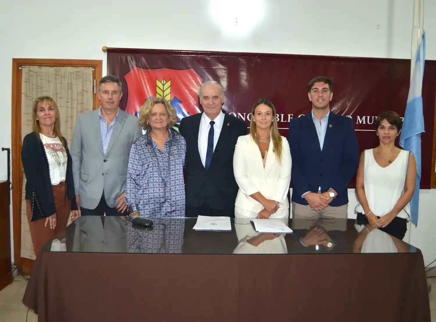 Gizzi junto a los concejales de Villa Cañás tras el acto de apertura de l período ordinario de sesiones.