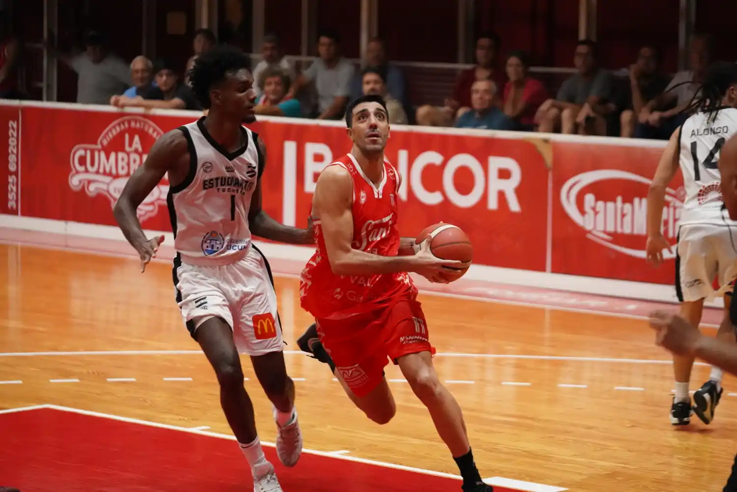 Lambrisca fue una de las figuras del partido.