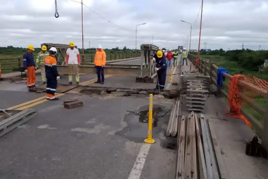 Habilitan el paso de bicicletas y motos mientras instalan el puente Bailey sobre el Carretero