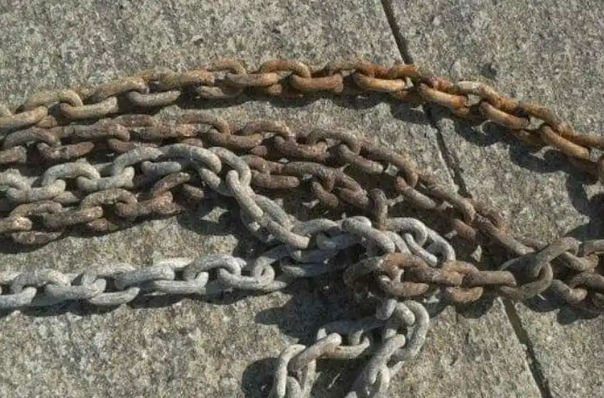 Prometió «quemarlos a todos», se fue y volvió para amenazarlos con una cadena