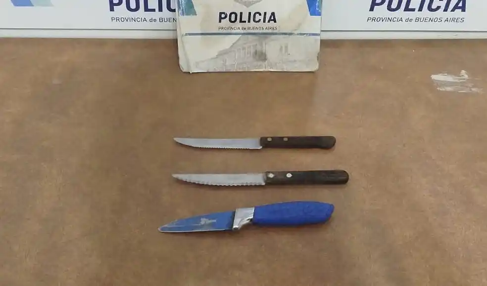 Durante la persecución, el individuo descartó tres cuchillos que fueron secuestrados en el lugar.