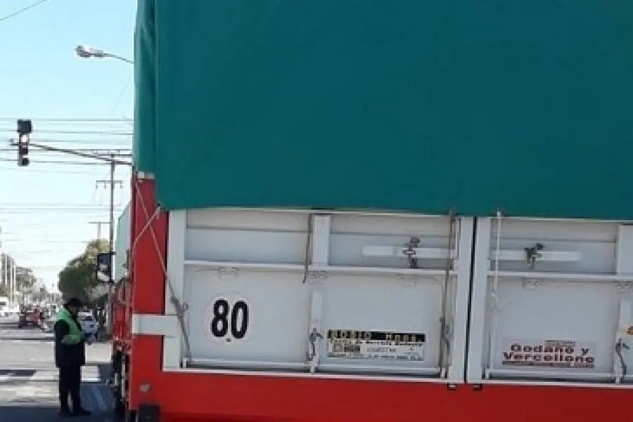 Protección Vial y Comunitaria procedió a labrar acta de infracción al conductor del camión que  circulaba por sector prohibido