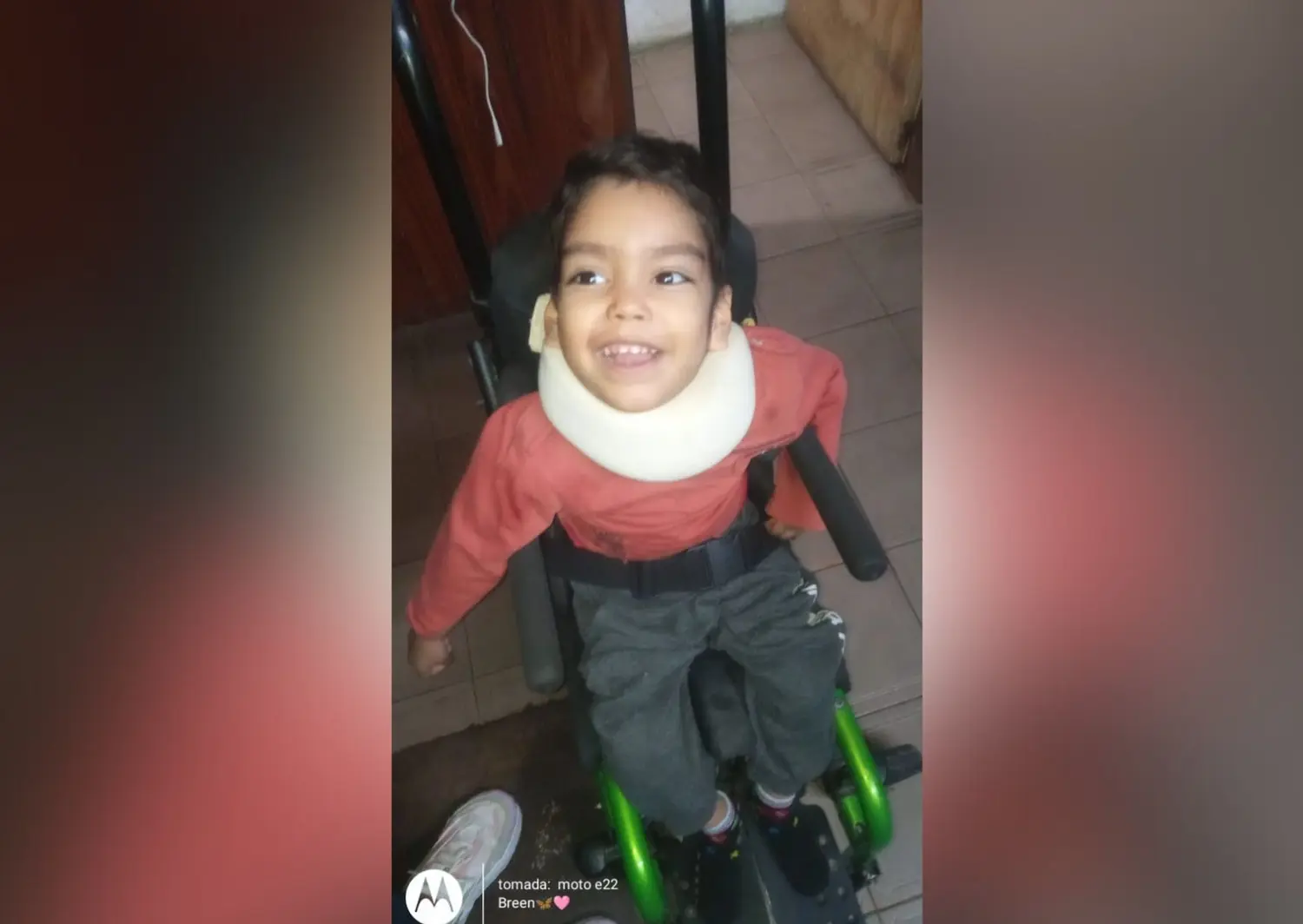 Brenda agradece a Vanesa por donarle una silla postural a su hijo