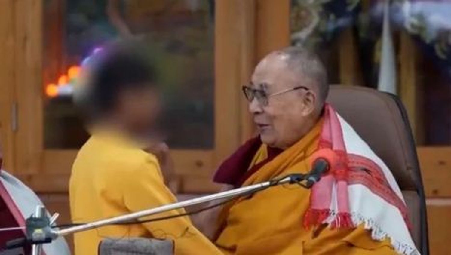 Habló el nene que Dalai Lama besó y quiso que le chupara la lengua