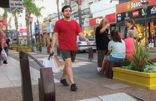 Compras a último momento: Aunque menos y más barato, la gente salió a buscar regalos