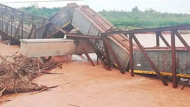 Cayó un puente ferroviario cuando pasaba el tren