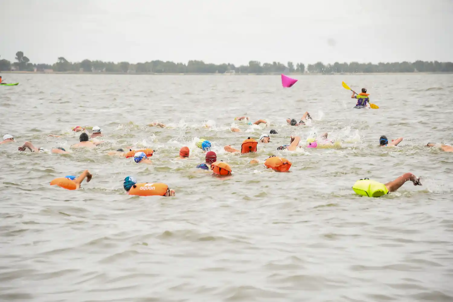 Más de 450 nadadores participaron del cierre del Circuito de Aguas Abiertas en la laguna de Chascomús