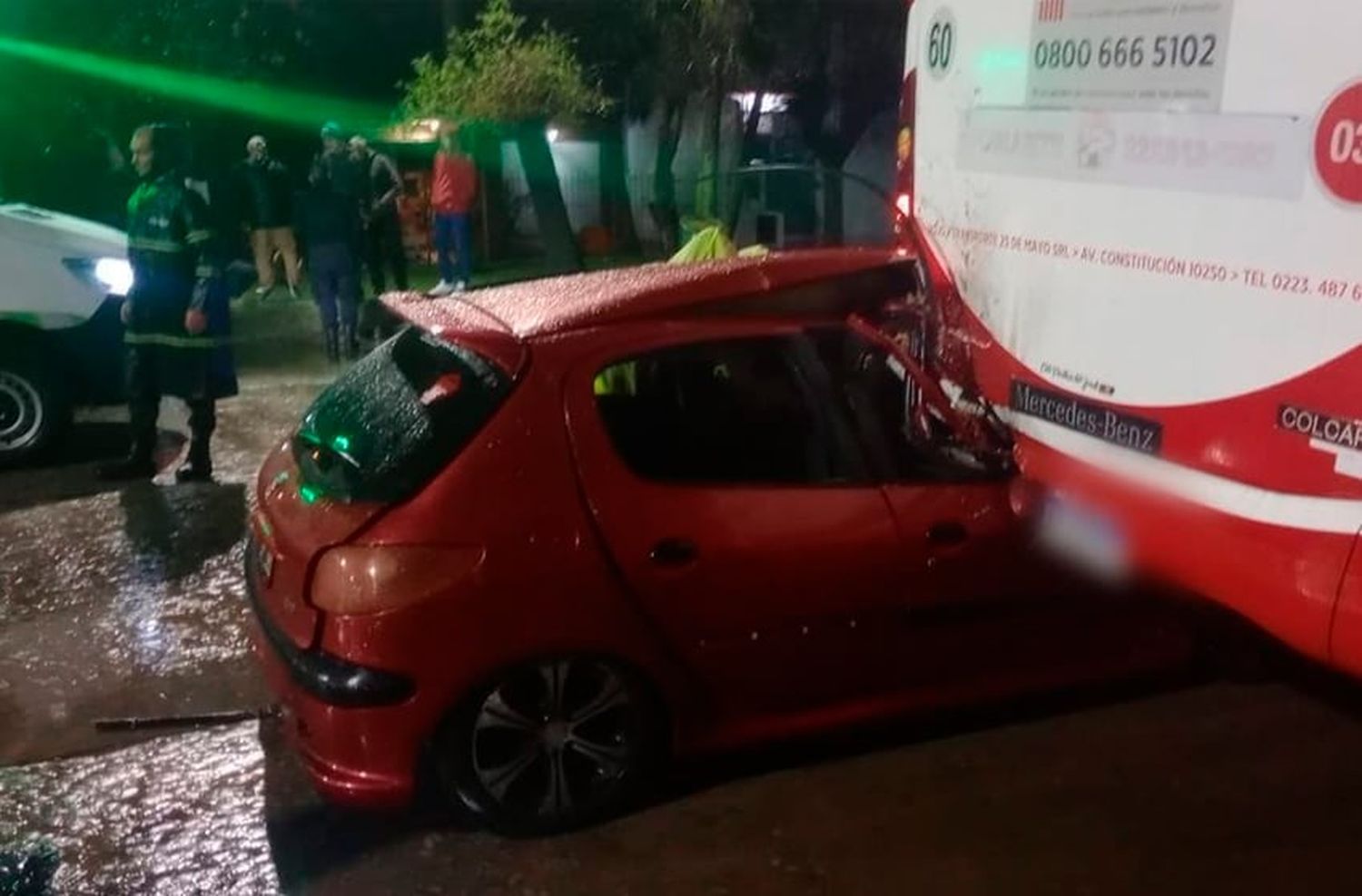 Choque brutal entre un auto y un colectivo a metros del Hospital Interzonal