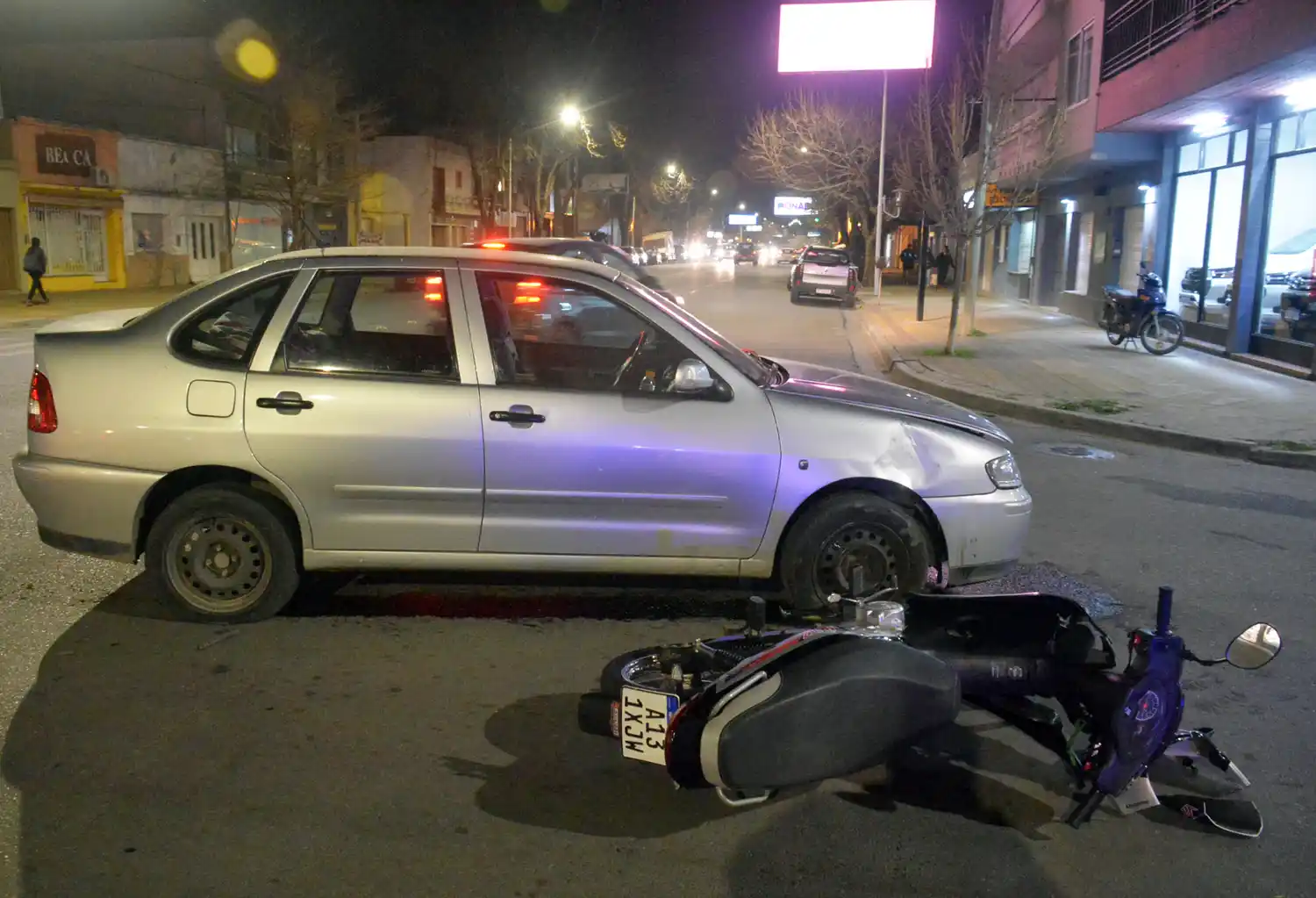 Una mujer embarazada quedó internada tras colisionar con su moto frente a un auto en Perón y Montevideo