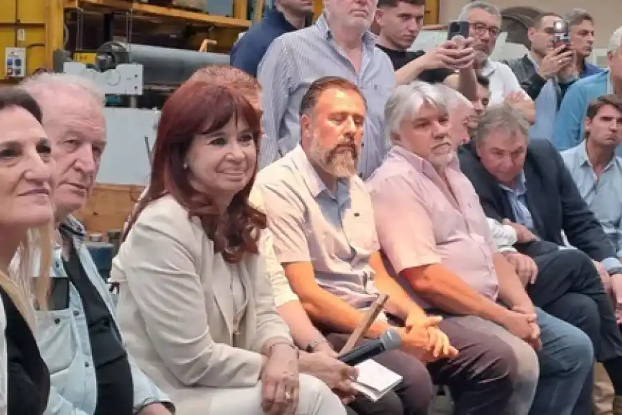 Cristina Kirchner recorrió Avellaneda y criticó el modelo que propone Milei: "Es como un yogurt, todos sabemos que se vence"