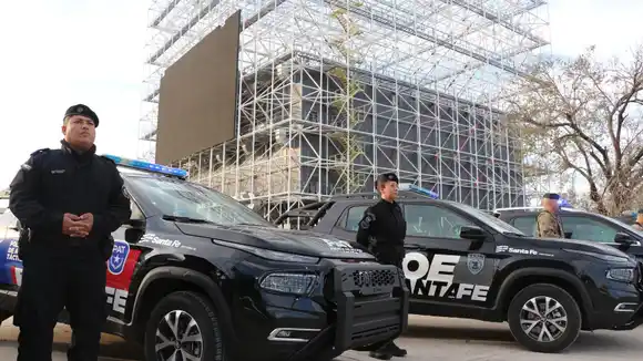 La provincia entregó 21 camionetas nuevas para la Policía en Rosario