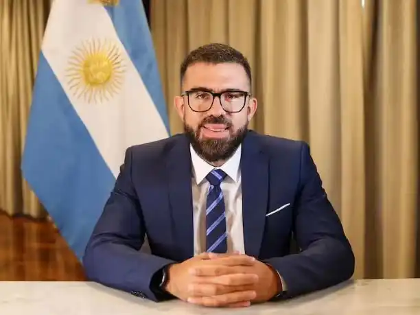 Renunció el titular de la Comisión Nacional de Defensa de la Competencia, encargado de tratar la compra de Telefónica