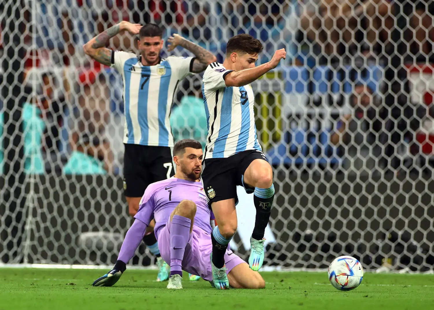 Julián Álvarez, a punto de sacar la media vuelta para el 2-0.