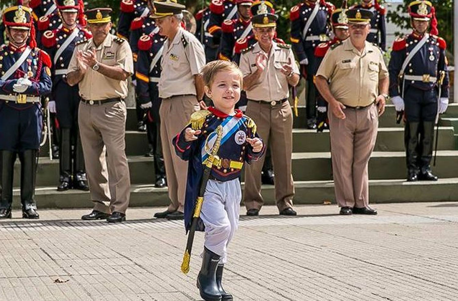 Tiene 3 años y es fanático de San Martín: deslumbró a todos en los actos del Combate