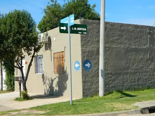 Colocan nuevos carteles nomencladores e indicativos 