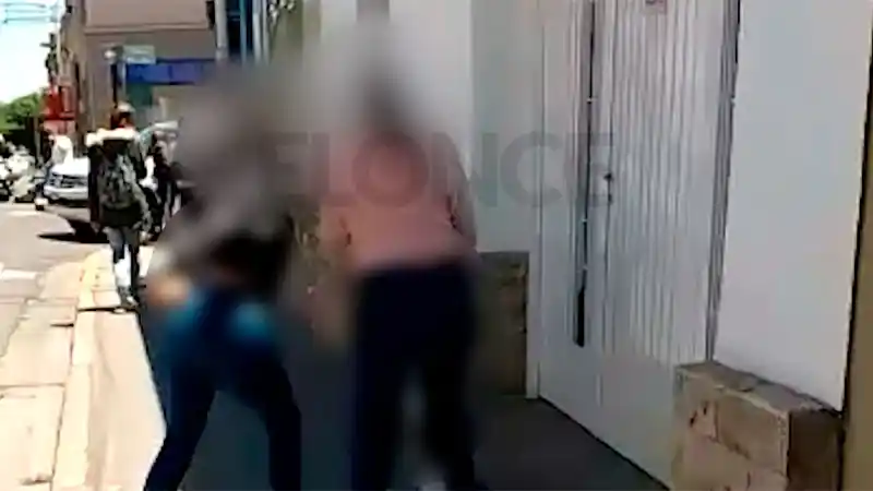 Una adolescente fue agredida por sus compañeras a la salida de la escuela y terminó internada