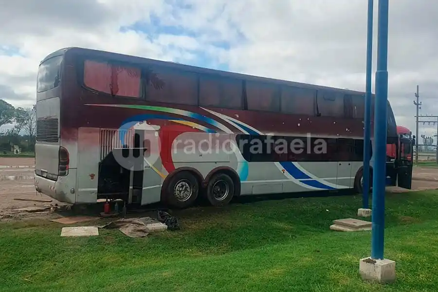 Se salvó de milagro un joven que se le cayó un colectivo encima