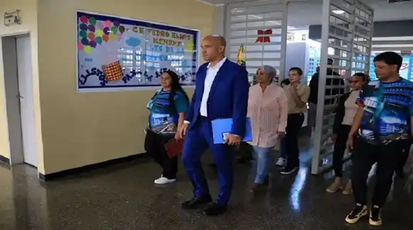 Ministro Rodríguez reporta 8.000 escuelas recuperadas en todo el país: la meta es llegar a 12.000