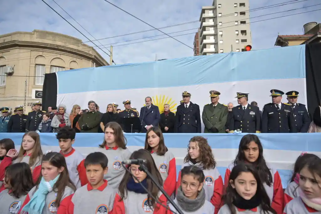 Susbielles encabezó desfile cívico militar