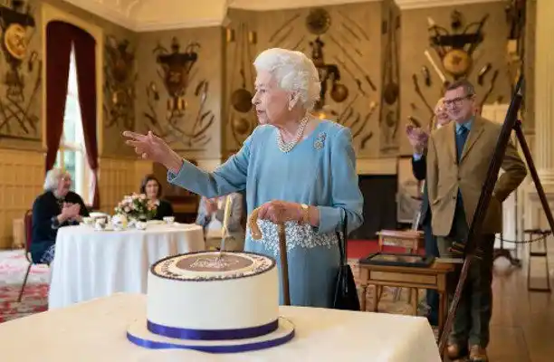 Isabel II celebra 70 años de reinado y quiere que Camila sea reina consorte