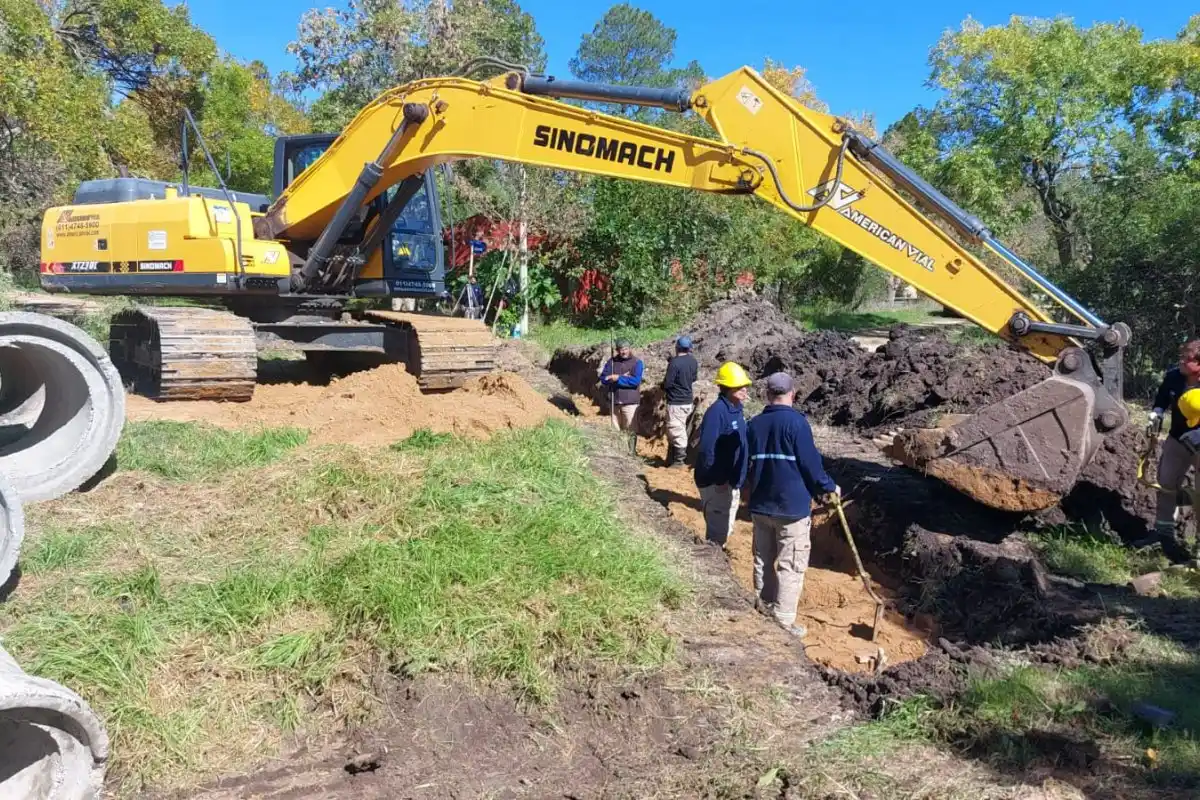 Construyen los nuevos desagües del barrio Don Pedro para mejorar el escurrimiento del agua de lluvia
