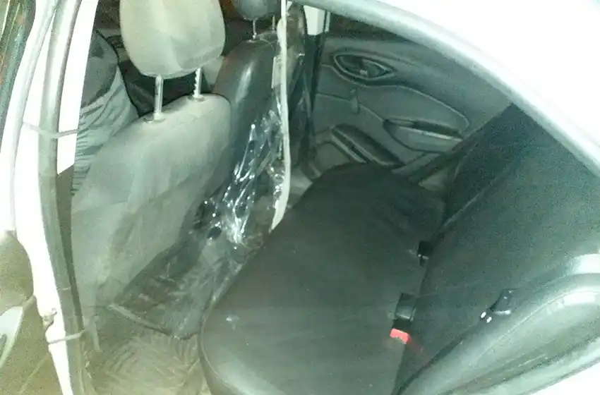 Tomó un remis, rompió la mampara y le robó la mochila con dinero y un celular