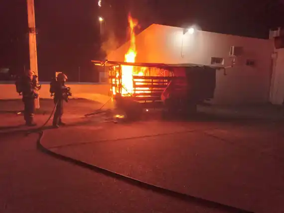 Incendio en un acoplado con escenario en Club Sociedad Sportiva: investigan las causas