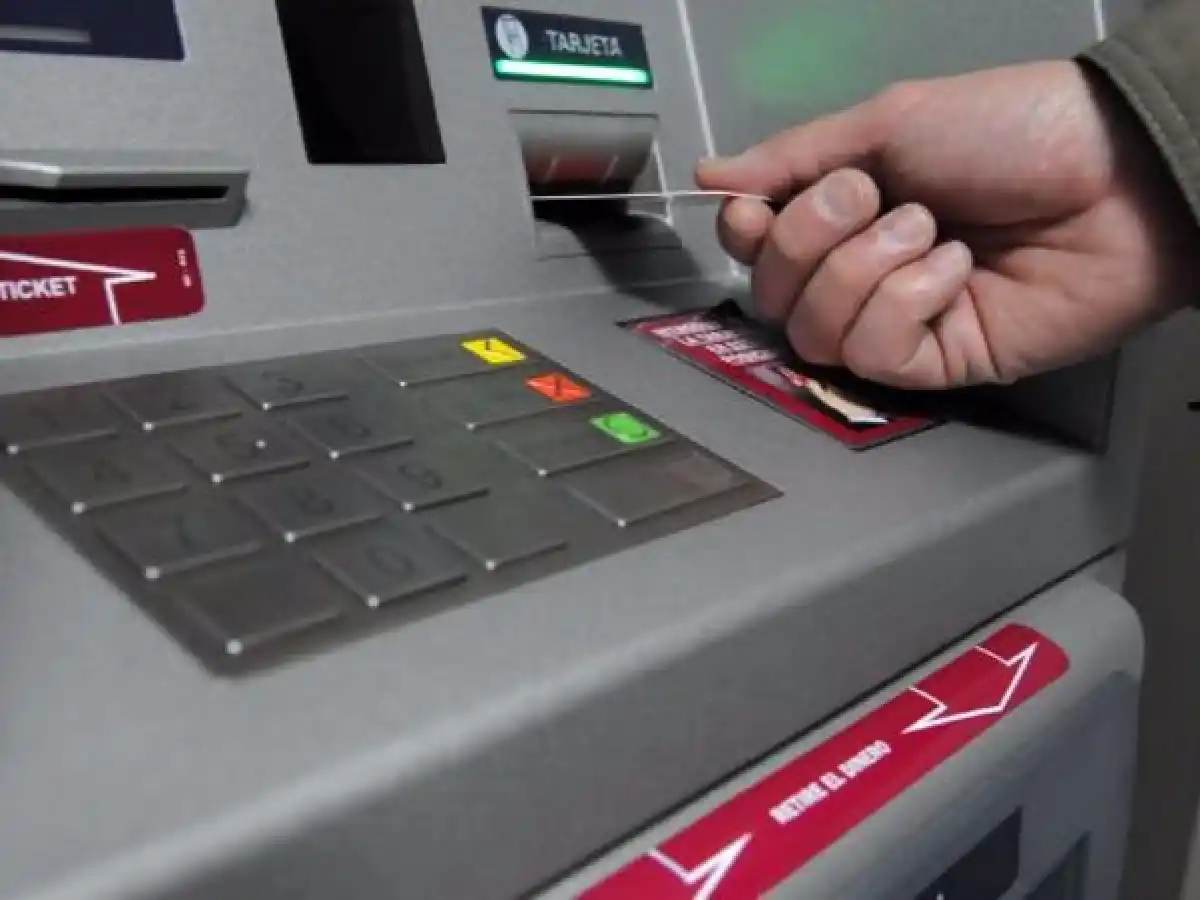 Estafaron a una mujer y le sacaron todo lo que tenía en la caja de ahorro
