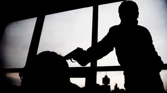 Buscaba sicarios para acabar con su esposa y quedó muy mal parado