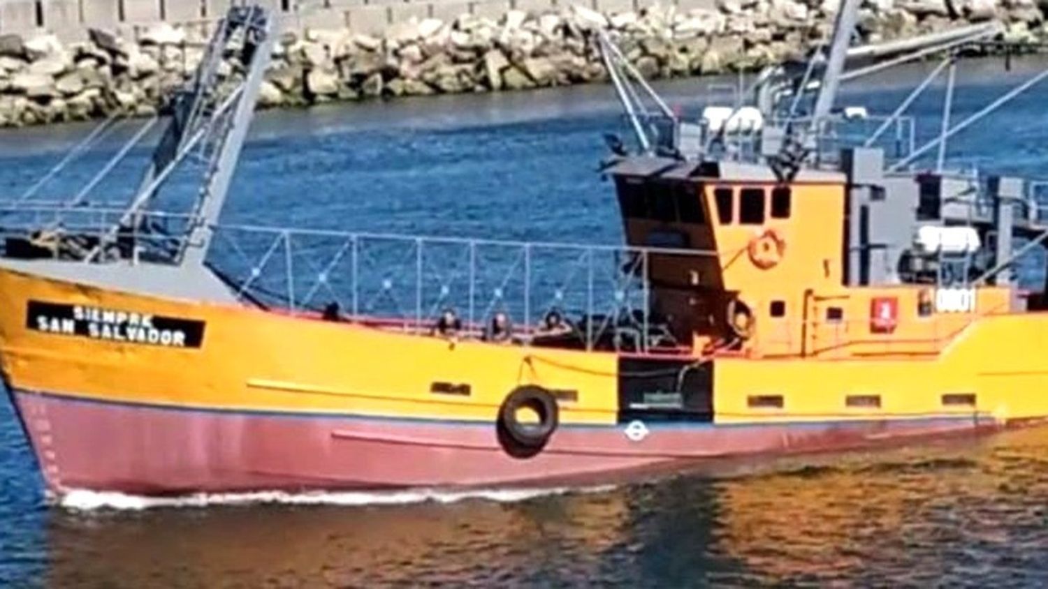 Los ocho tripulantes rescatados del pesquero hundido arribaron al puerto de Mar del Plata